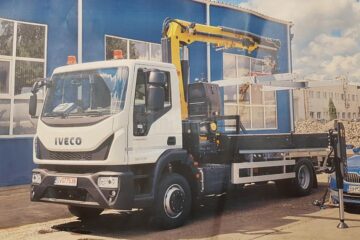Autocamion echipat cu macara și platforma de ridicat mașini, intrat în dotarea Primăriei Suceava