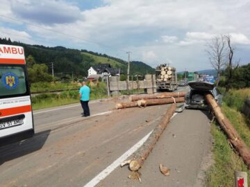 Bușteni pe post de catapulte din mașina condusă de un șofer de 24 de ani