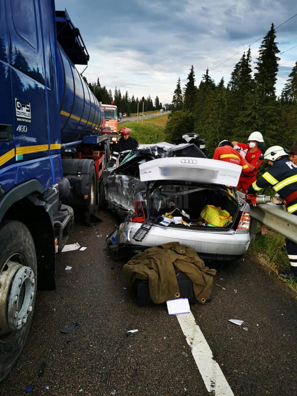 Autoturismul celor două persoane a fost grav avariat, în urma impactului cu autotrenul Volvo