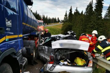 Autoturismul celor două persoane a fost grav avariat, în urma impactului cu autotrenul Volvo