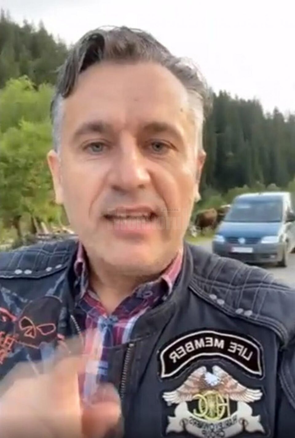 Tiberiu Boșutar a fost atacat în timp ce făcea live, de două persoane care au coborât din mașina din spate