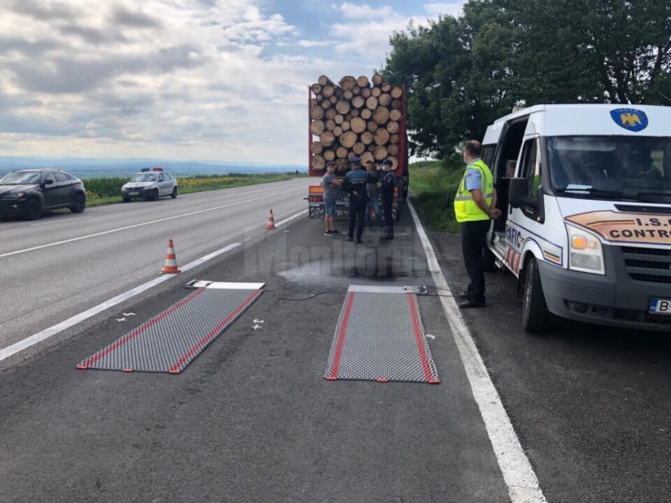 Camion supraîncărcat cu lemne, oprit pe E 85 în urma sesizării unui activist de mediu