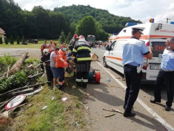 Bușteni pe post de catapulte din mașina condusă de un șofer de 24 de ani