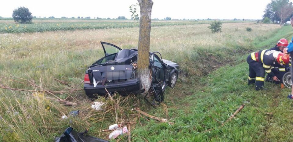 Femeie moartă după ce mașina condusă de soț s-a încolăcit pe un copac