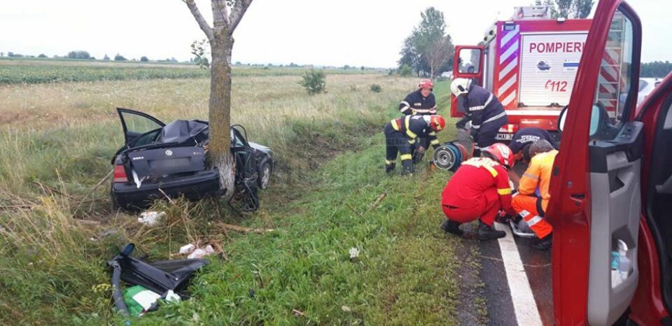 Femeie moartă după ce mașina condusă de soț s-a încolăcit pe un copac