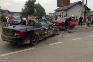 În urma impactului, toate cele trei persoane din Dacia Sandero, care circula regulamentar, au suferit leziuni