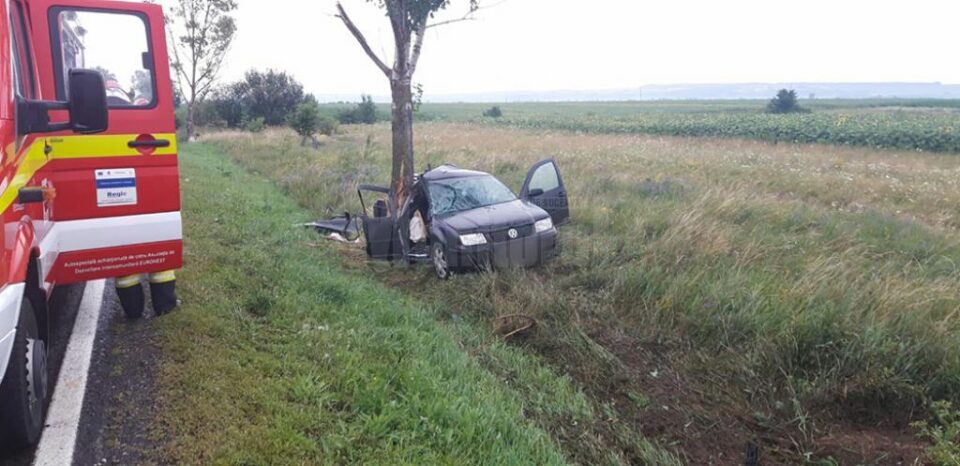 Femeie moartă după ce mașina condusă de soț s-a încolăcit pe un copac