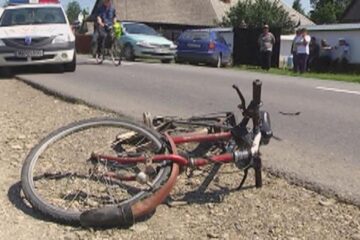 A acroșat o biciclistă cu portiera, după care a părăsit locul accidentului