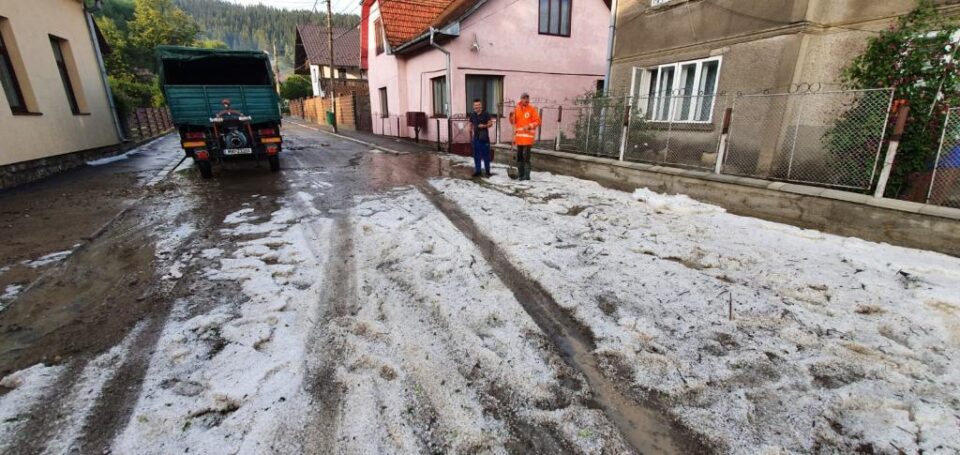 Gheata cazuta s-a adunat in suluri pe strazi la Gura Humorului