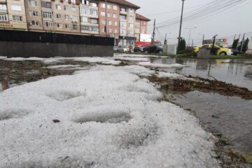Grindină căzută în centrul Sucevei
