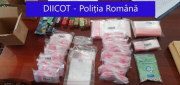 Recipiente, pungi și plicuri conținând fragmente vegetate susceptibile a fi substanțe cu efect psihoactiv, ridicate în timpul perchezițiilor domiciliare
