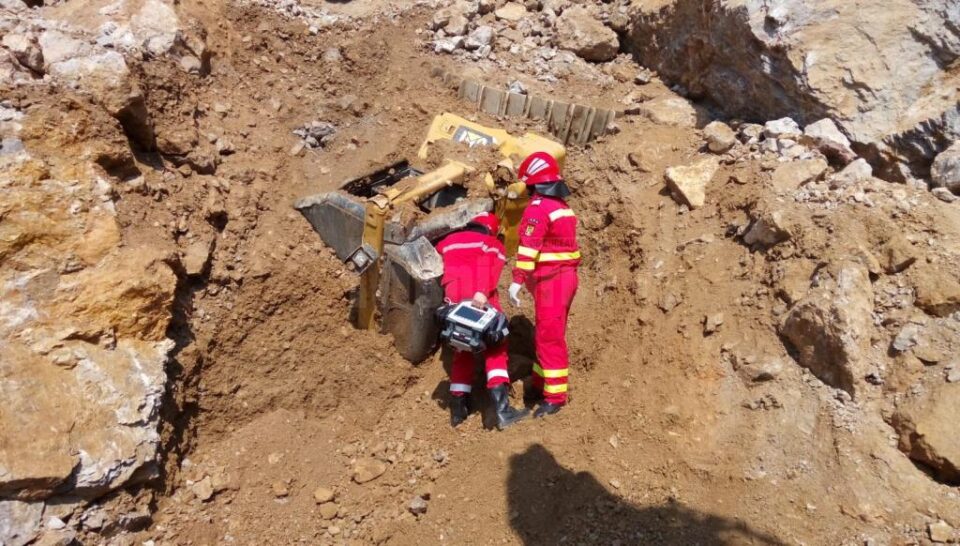 Bărbatul a fost scos la mai bine de la trei ore de la momentul surpării