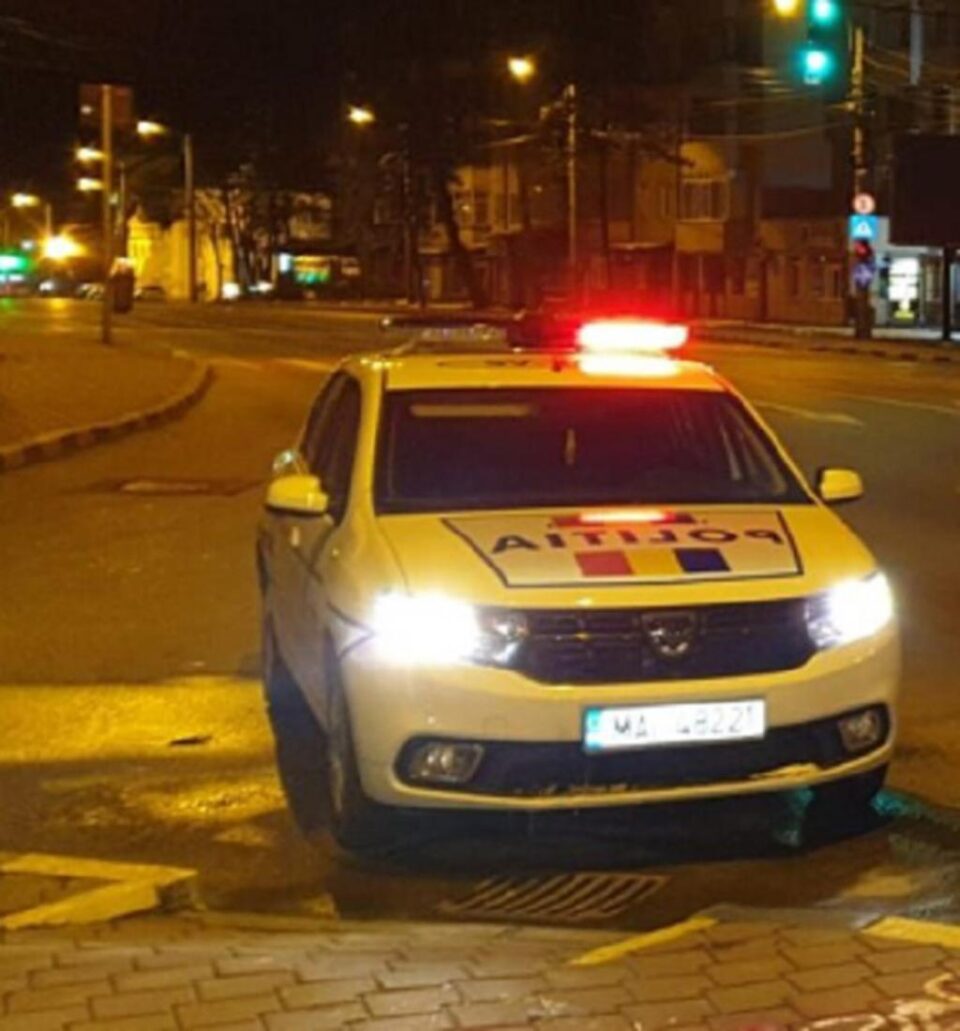 Urmărit de polițiști, după ce s-a urcat la volan fără permis