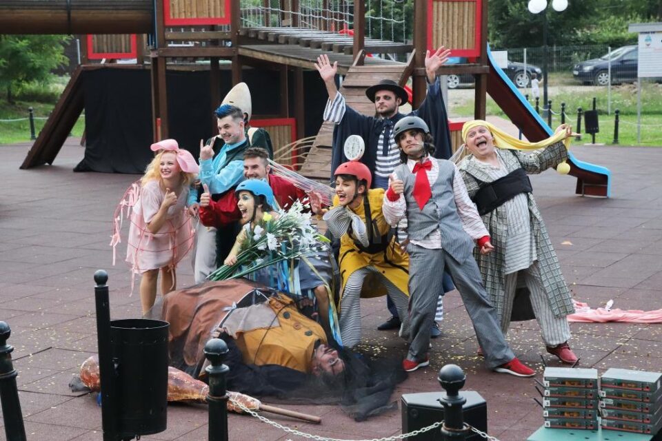 Spectacolul de teatru de vineri seara, din zona de agrement, suspendat Spectacolul de teatru de vineri seara, din zona de agrement, suspendat