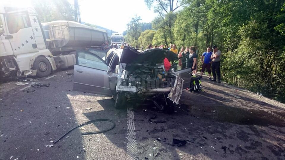 Șoferul unui autoturism, încarcerat după un impact violent cu un vehicul greu
