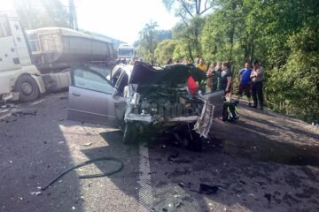 Șoferul unui autoturism, încarcerat după un impact violent cu un vehicul greu