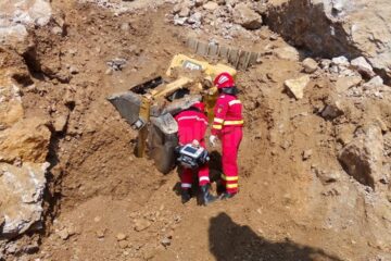 A murit sub un bloc de piatră care s-a prăbușit peste utilajul cu care lucra