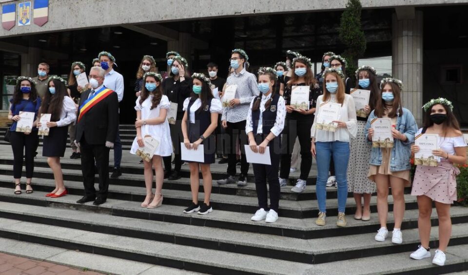 Elevii cu 10 la Evaluarea Națională și la Bacalaureat, premiați de Primăria Suceava