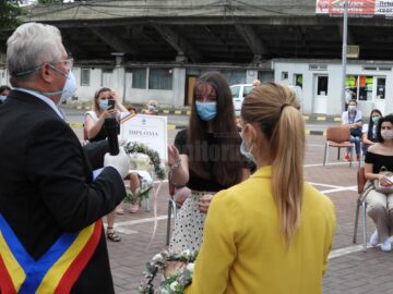 Elevii cu 10 la Evaluarea Națională și la Bacalaureat, premiați de Primăria Suceava 3