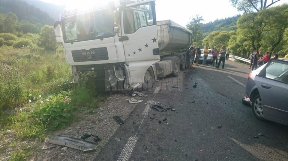 Șoferul unui autoturism, încarcerat după un impact violent cu un vehicul greu