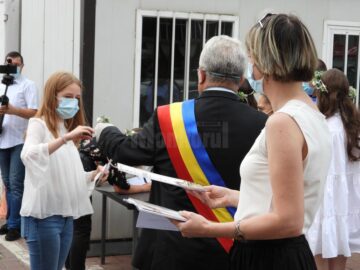 Elevii cu 10 la Evaluarea Națională și la Bacalaureat, premiați de Primăria Suceava 5