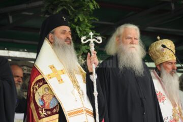 PS Calinic la inceputul ceremoniei de intronizare, condusa de IPS Teofan