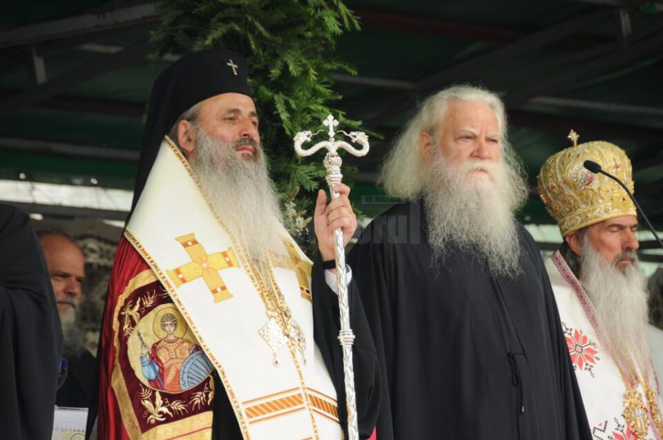 PS Calinic la inceputul ceremoniei de intronizare, condusa de IPS Teofan