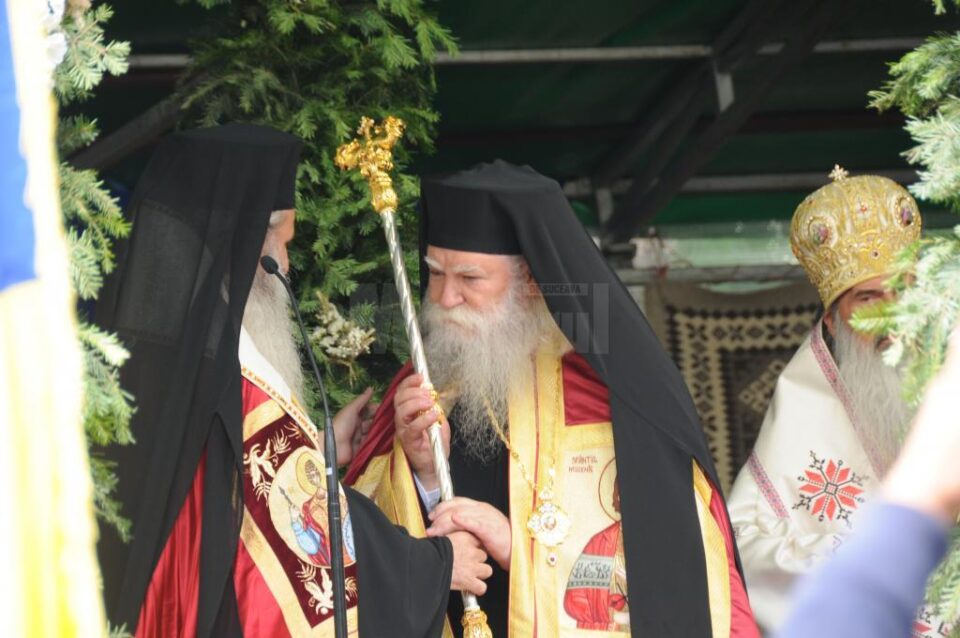 Primirea toiagului, un insemn al noii eparhii luate astazi spre pastorire