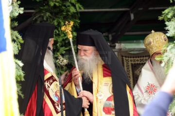 Arhiepiscopul Calinic a primit Toiagul Arhieresc