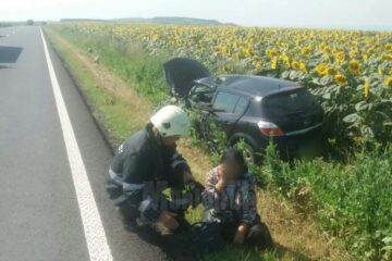 In urma coliziunilor, un autoturism Opel a fost proiectat in lanul de langa drum