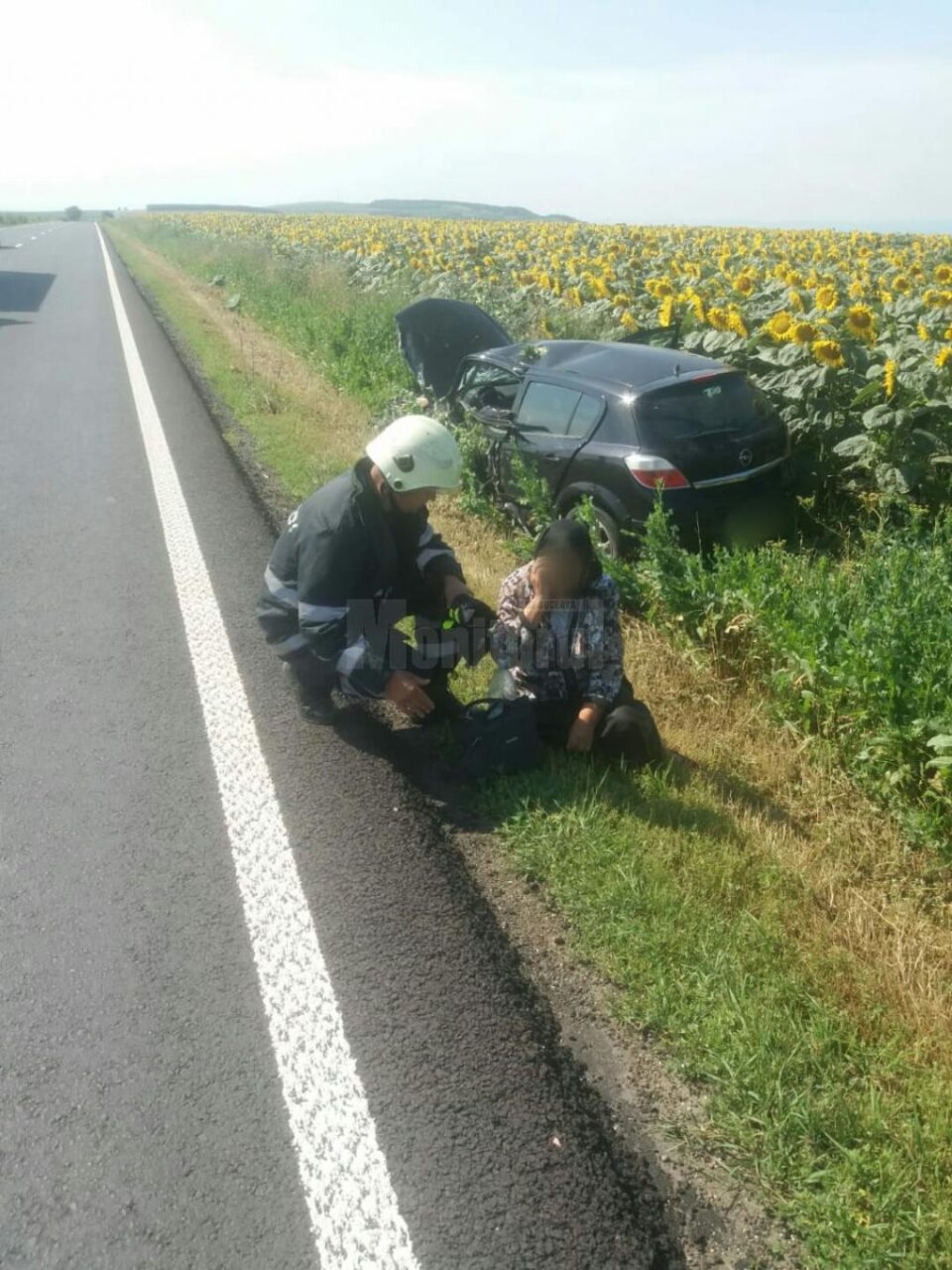 In urma coliziunilor, un autoturism Opel a fost proiectat in lanul de langa drum