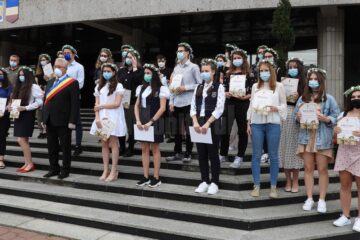 Elevii cu 10 la Evaluarea Națională și la Bacalaureat, premiați de Primăria Suceava