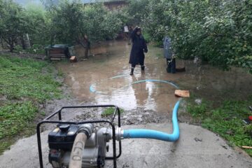 Curți și drumuri inundate la Ostra, în urma unei ploi violente