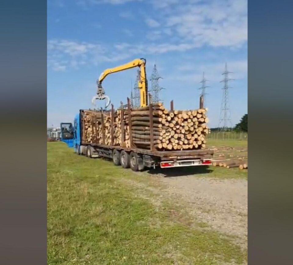 Unul din cele doua transporturi cu încărcătură excedentară, sancționate sâmbătă, după sesizarea activistului de mediu