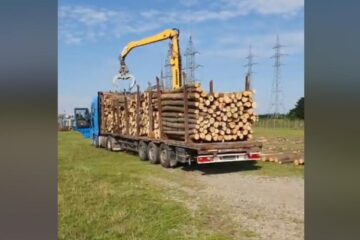 Unul din cele doua transporturi cu încărcătură excedentară, sancționate sâmbătă, după sesizarea activistului de mediu