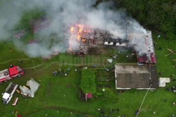 Anexele unei case corp comun au fost lovite de trăsnet, izbucnind un incendiu violent