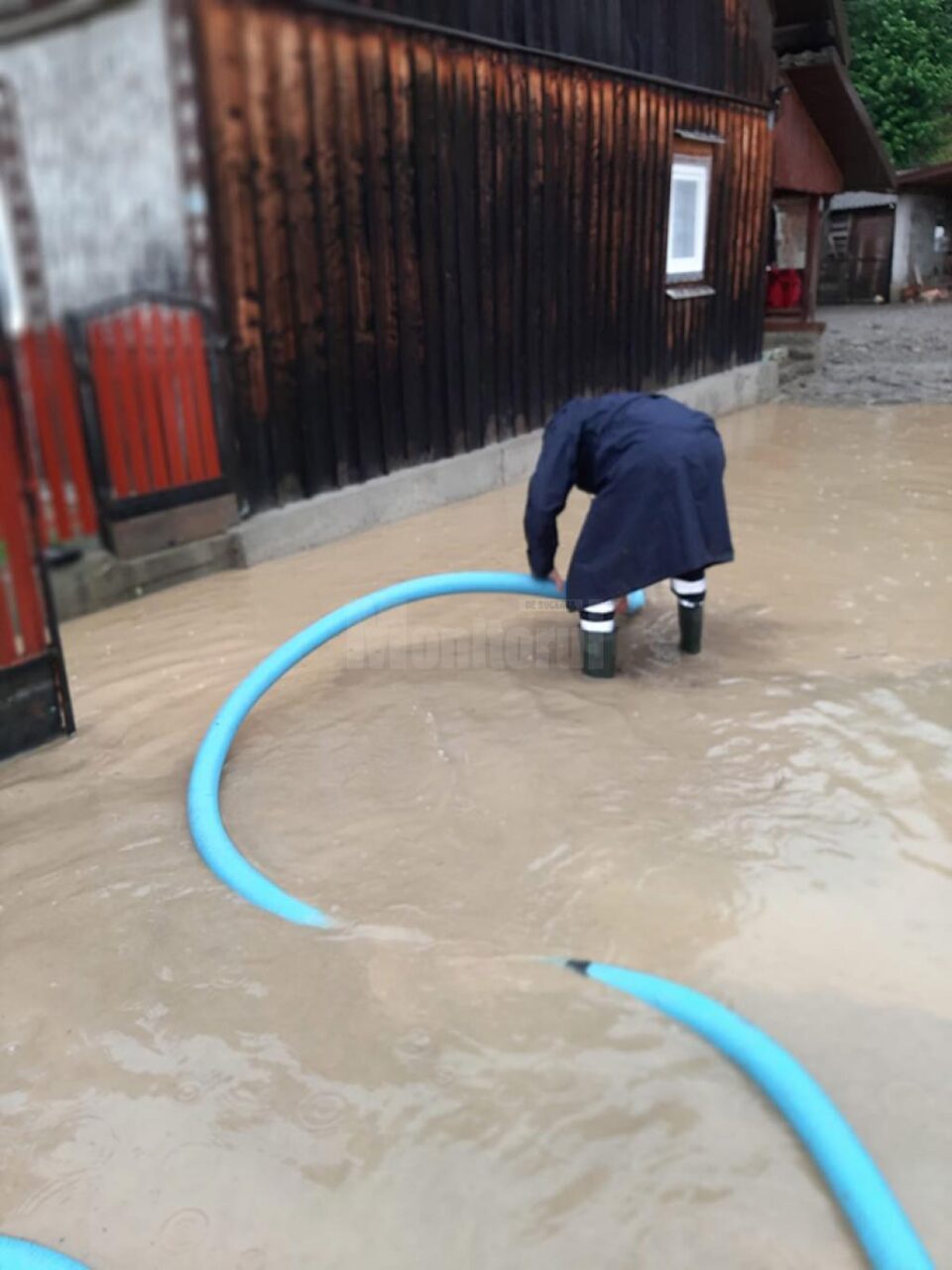 Curți și drumuri inundate la Ostra, în urma unei ploi violente