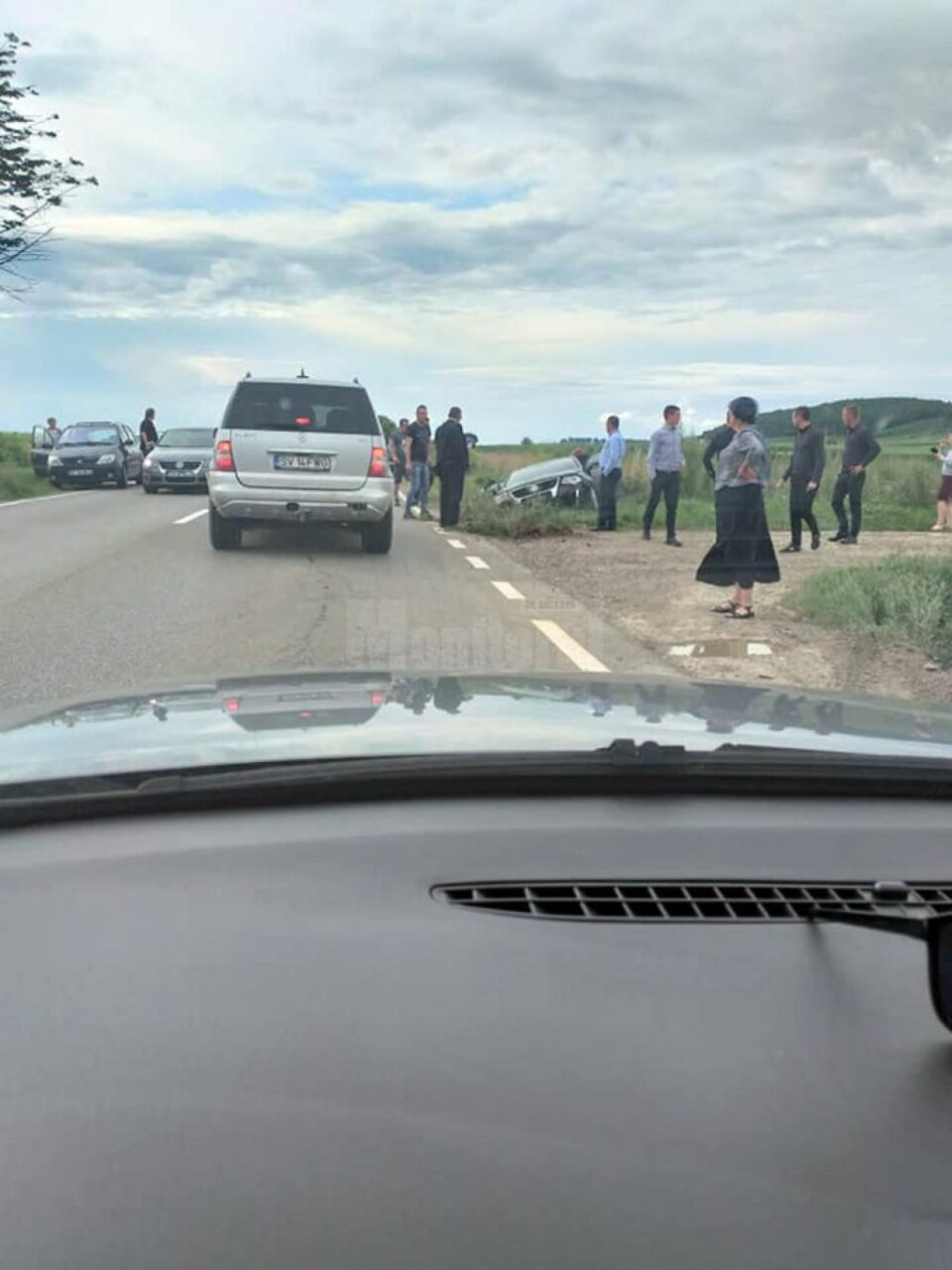 Autoturismul a părăsit drumul și a intrat în coliziune cu un podeț de beton