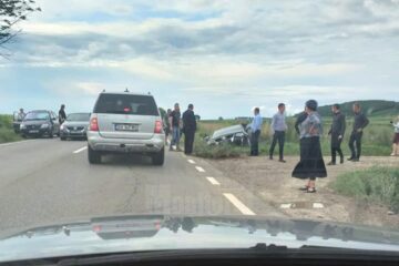 Autoturismul a părăsit drumul și a intrat în coliziune cu un podeț de beton