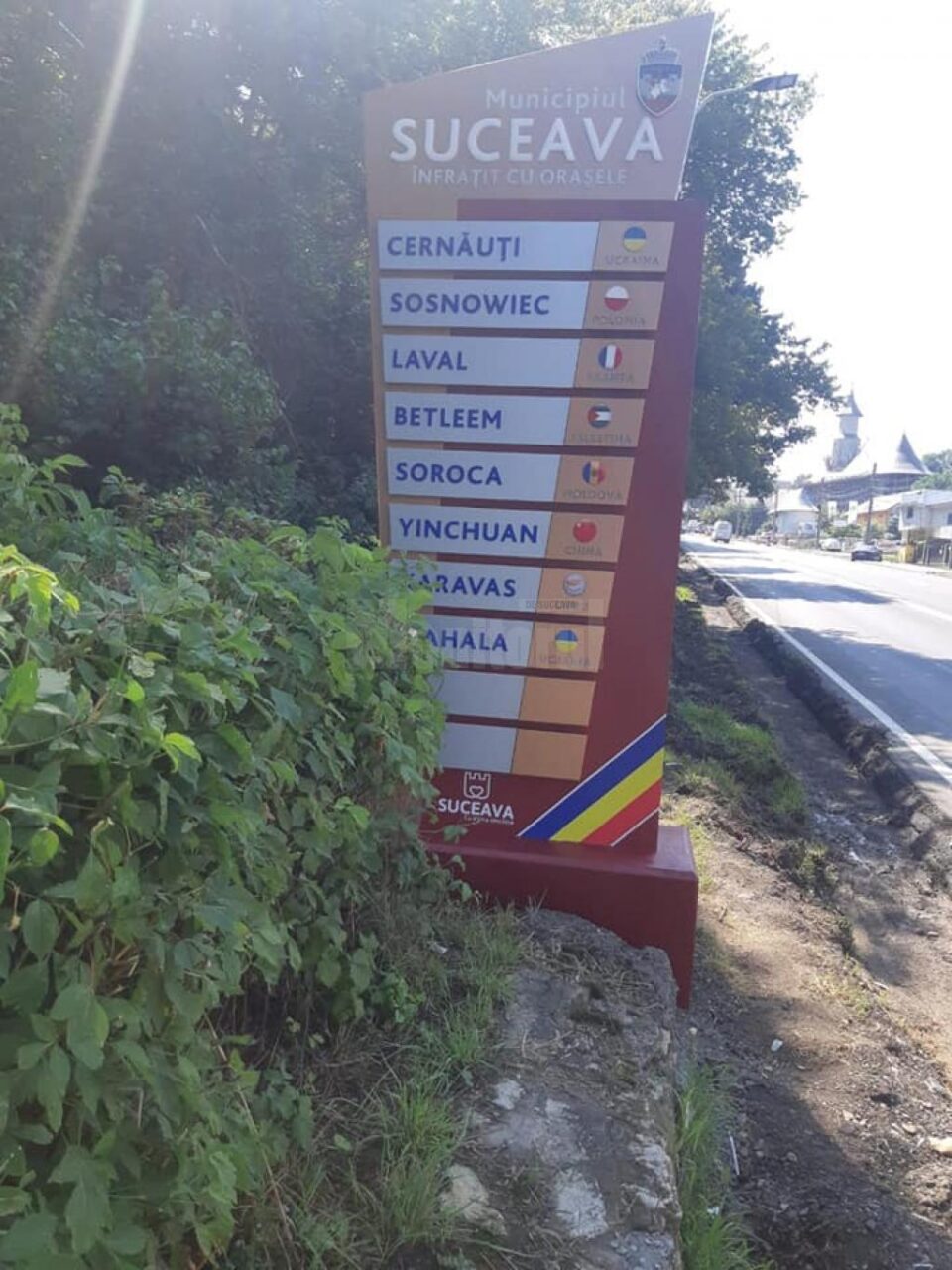 Cinci totemuri luminoase s-au montat la intrarile in municipiul Suceava 5