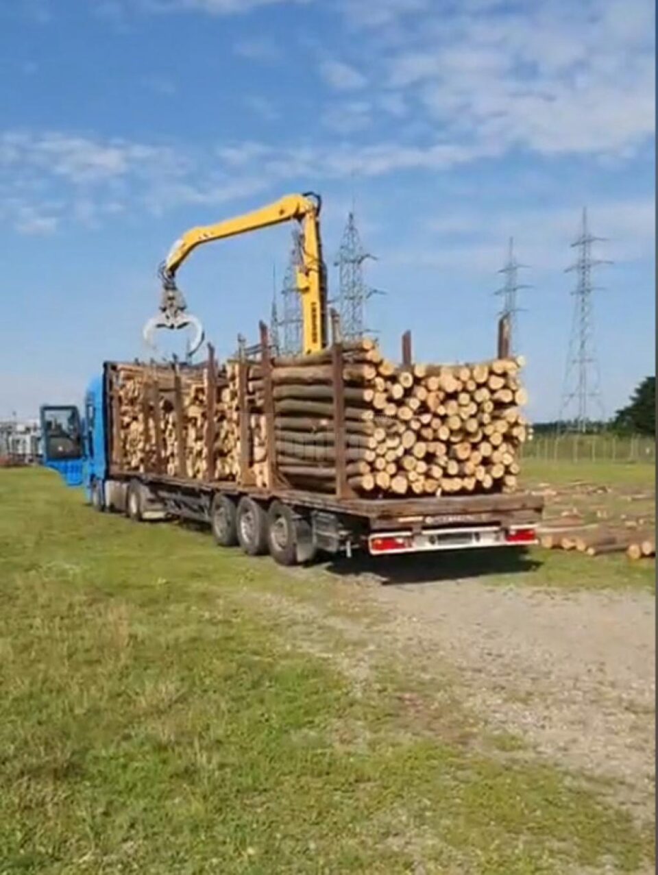 Unul din cele doua transporturi cu încărcătură excedentară, sancționate sâmbătă, după sesizarea activistului de mediu