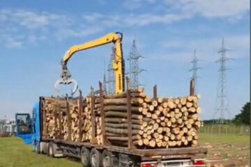 Unul din cele doua transporturi cu încărcătură excedentară, sancționate sâmbătă, după sesizarea activistului de mediu