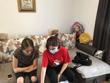 9 elevi din județ au primit tablete și laptopuri, donație din partea unei familii din Austria