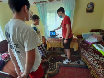 9 elevi din județ au primit tablete și laptopuri, donație din partea unei familii din Austria