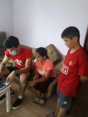 9 elevi din județ au primit tablete și laptopuri, donație din partea unei familii din Austria