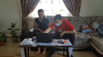 9 elevi din județ au primit tablete și laptopuri, donație din partea unei familii din Austria