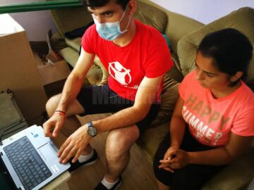 9 elevi din județ au primit tablete și laptopuri, donație din partea unei familii din Austria