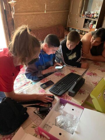 9 elevi din județ au primit tablete și laptopuri, donație din partea unei familii din Austria