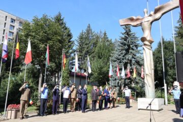 Ziua Imnului, sărbătorită la Suceava cu măștile pe față, în Piața Steagurilor