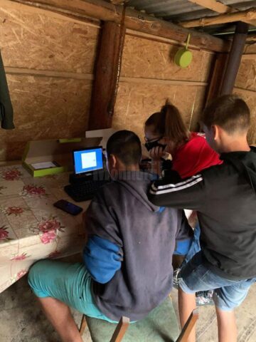 9 elevi din județ au primit tablete și laptopuri, donație din partea unei familii din Austria